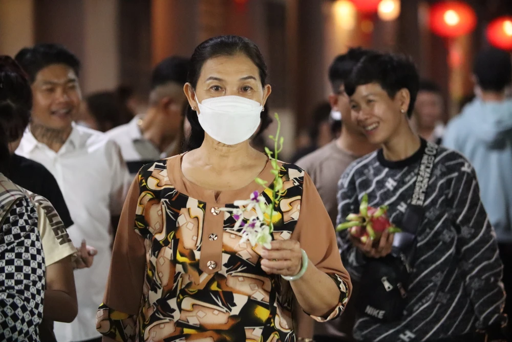 Theo nhiều người dân, việc tranh giành lấy hoa, trái cây đồ cúng đều diễn ra mỗi năm vì suy nghĩ giành lộc mới đem lại may mắn cho năm mới. Lễ hội Làm Chay (1).JPG
