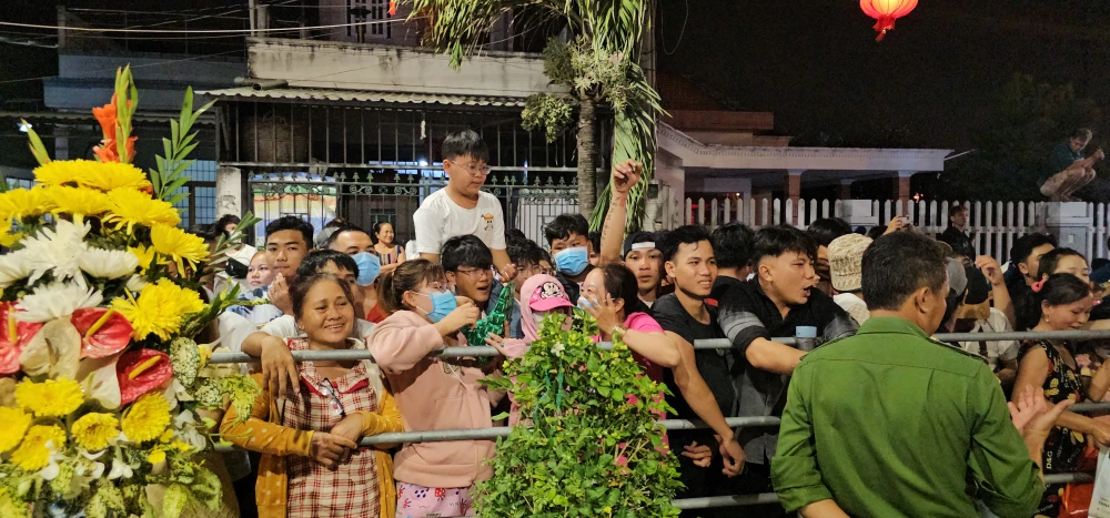 An ninh được thắt chặt ở hai bên hàng rào sân đình Tân Xuân Lễ hội Làm Chay 10.jpg