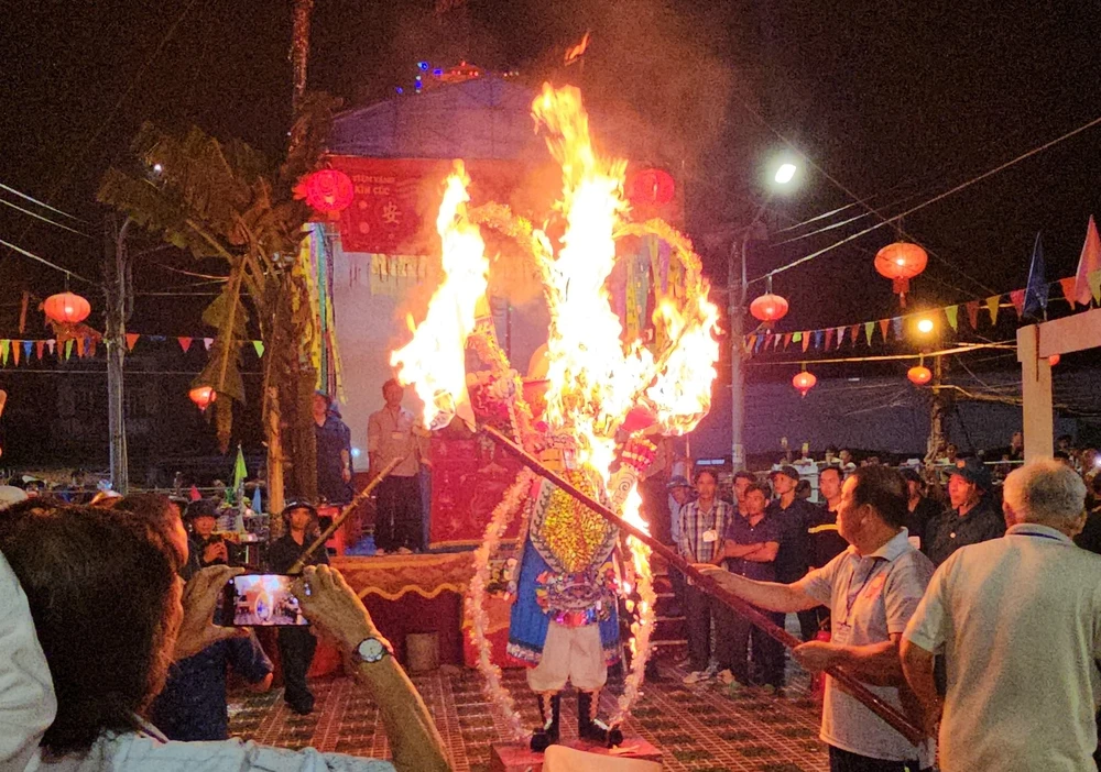 Đúng 0 giờ, hình nộm Ông Tiêu được đưa ra khỏi bệ thờ, những người trong ban tổ chức lễ bắt đầu châm lửa đốt cháy nhằm siêu thoát các linh hồn nghĩa sĩ sau khi các nhà sư làm lễ cầu siêu. Lễ hội Làm Chay 11.jpg