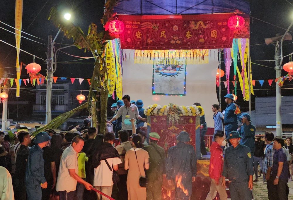 Khoảng 10 phút sau, đình bắt đầu mở cửa, hàng trăm người từ bên ngoài cùng nhau ùa vào bàn thờ để xin lộc. Một số thanh niên đến trước giật, giành lấy những món đồ cúng trên bàn thờ để mang về nhà. Lễ hội Làm Chay 13.jpg