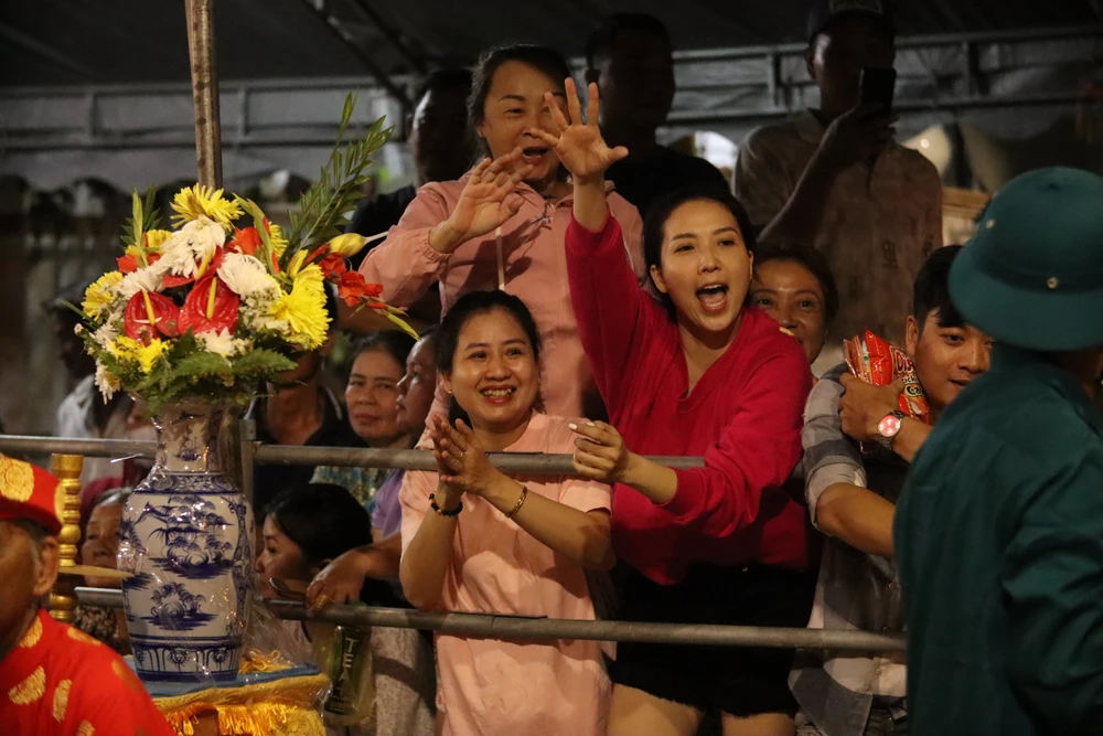 Càng gần đến giờ khai hội chính, lượng người đến Hội Làm Chay ngày càng đông, nhiều người chen nhau chọn vị trí để nhận lộc. Lễ hội Làm Chay (4).JPG