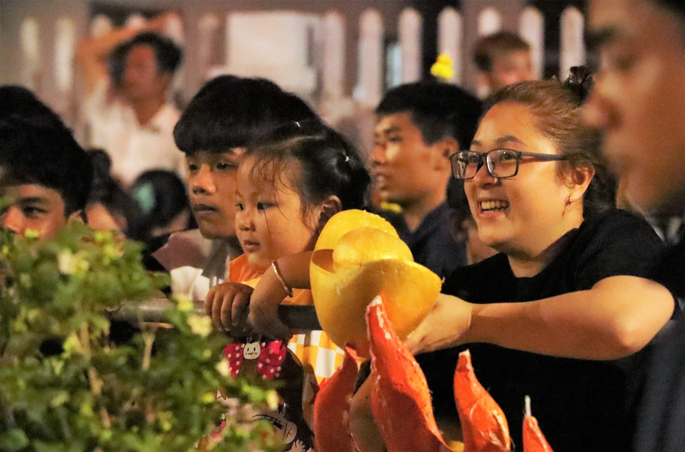 Nhận được lộc nhiều người vui vẻ, phấn khích khi có lộc mang về. Lễ hội Làm Chay (6).jpg
