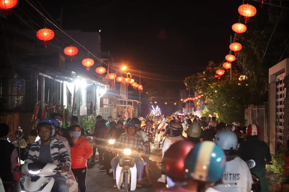 Hàng nghìn người dồn về đình Tân Xuân trong đêm " đốt Ông Tiêu". Ảnh: HD Lễ hội Làm Chay 9.jpg