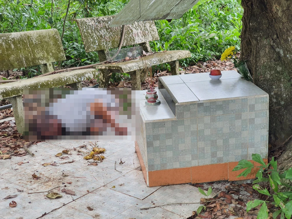 Thi thể người đàn ông được người dân phát hiện trong ngôi miếu hoang. Ảnh: TT người đàn ông.jpg