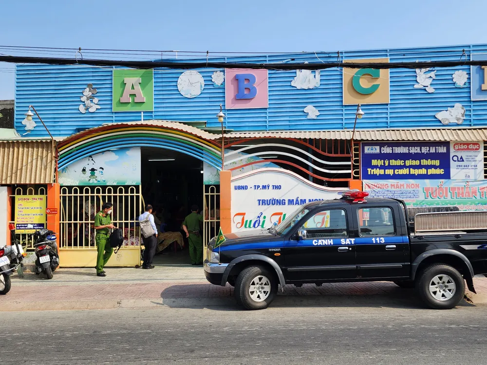 Lực lượng công an đến thuyết phục người đàn ông ra ngoài. Ảnh: CTV kẻ ngáo đá (2).jpg