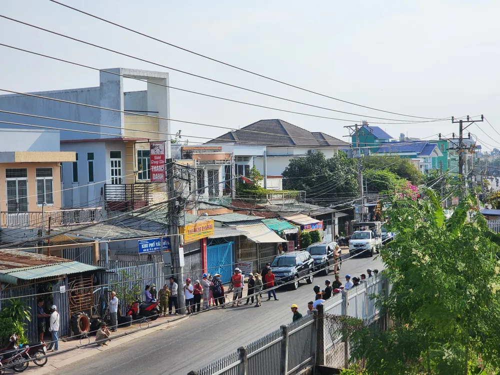 Rất đông phụ huynh và người dân đến gần ngôi trường để theo dõi sự vụ việc. Ảnh: CTV kẻ ngáo đá (3).jpg