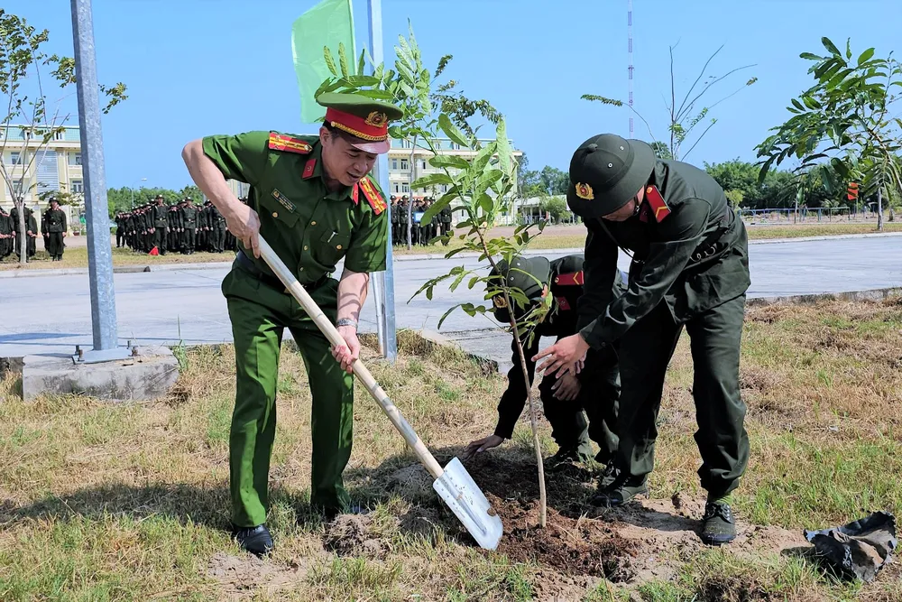 Đại tá Lê Đại Thắng cùng cán bộ, chiến sĩ tham gia trồng cây tại Tiểu đoàn CSCĐ số 3. Ảnh:HD Trung đoàn CSCĐ Đông Nam (6).JPG