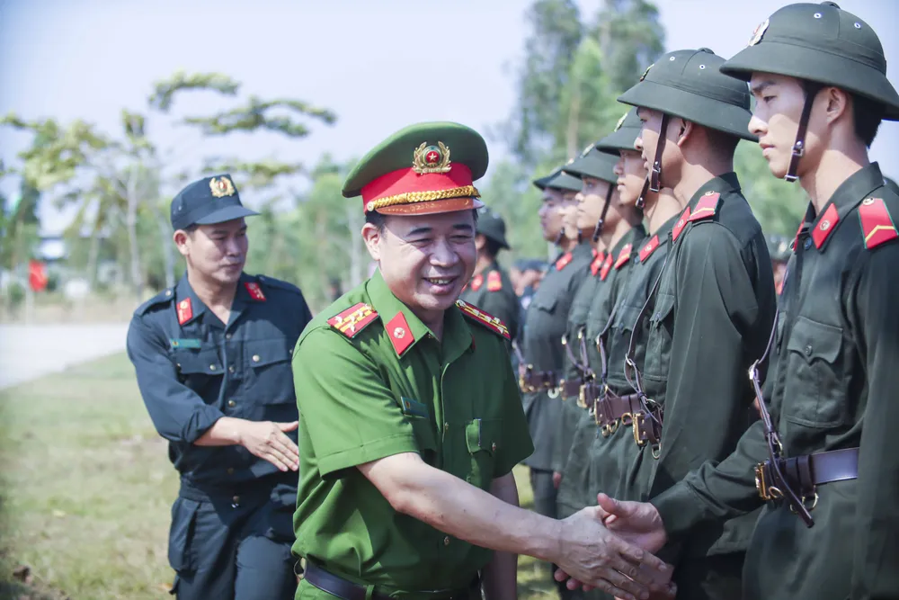 Đại tá Lê Đại Thắng, Trung đoàn trưởng Trung đoàn CSCĐ Đông Nam TP.HCM bắt tay động viên các tân binh sớm hoàn thành khóa huấn luyện. Ảnh:HD Trung đoàn CSCĐ Đông Nam.JPG