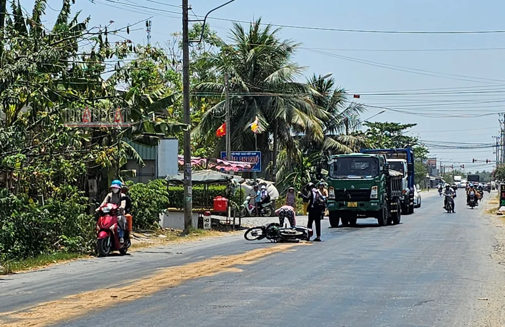 dầu nhớt đổ (2).jpg