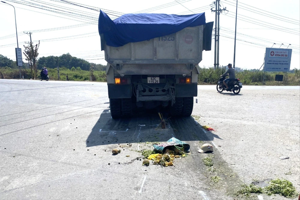 Vụ tai nạn giao thông ngay ngã tư Hựu Thạnh ngày 22-3, khiến một người tử vong. Ảnh: CTV Người phụ nữ đi xe đạp điện.jpg