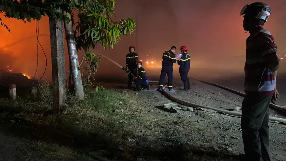 Cháy kho chứa phế liệu.jpg