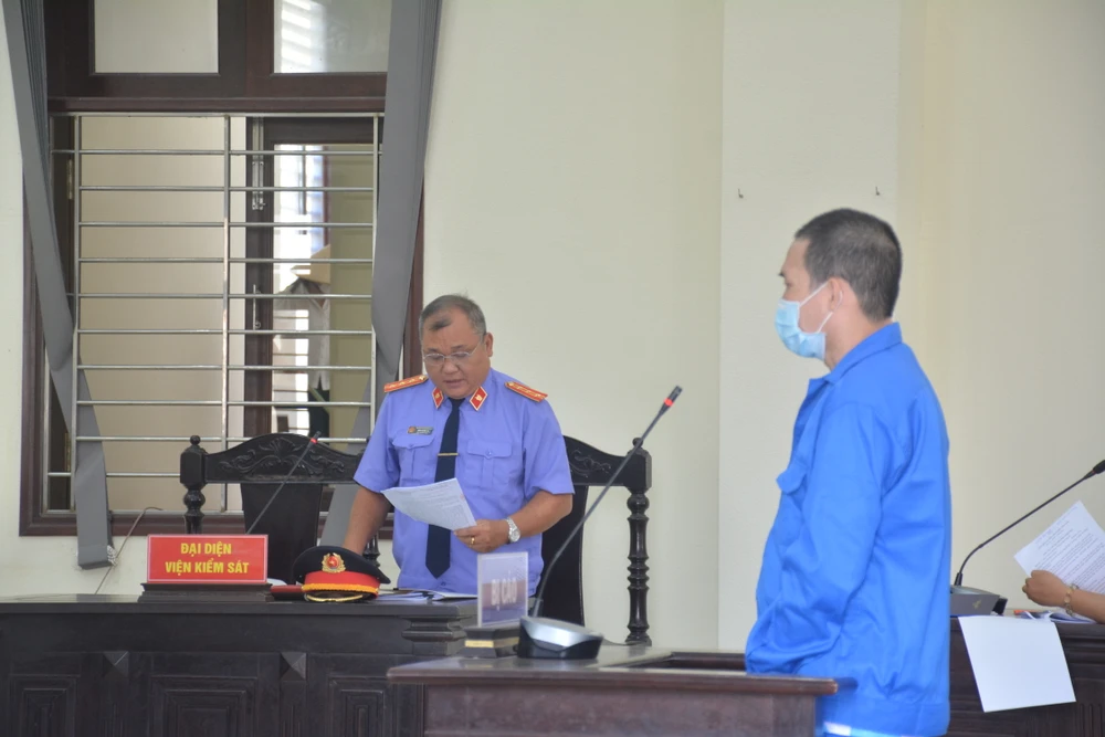 Đại diện Viện Kiểm Sát nêu quan điểm của mình trước hành vi phạm tội của bị cáo Nguyễn Văn Thanh. Ảnh: HD trung tá CSGT (7).JPG