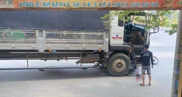 Người đàn ông đi xe máy đã tử vong sau vụ tai nạn. Ảnh: CTV người đàn ông đi xe máy.jpg