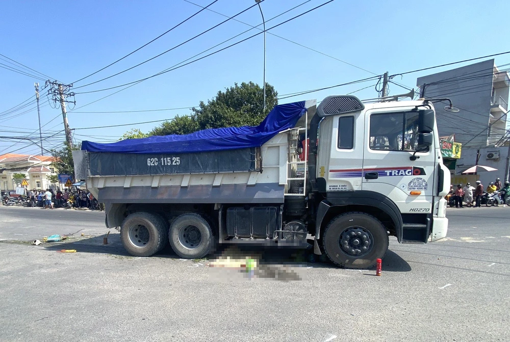 Hiện trường vụ tai nạn ngày 22-3, khiến người phụ nữ đi xe đạp điện tử vong tại chỗ. Ảnh:CTV người đàn ông đi xe máy 3.jpg