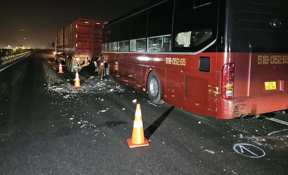 va chạm giữa xe khách và xe đầu kéo (2).jpg