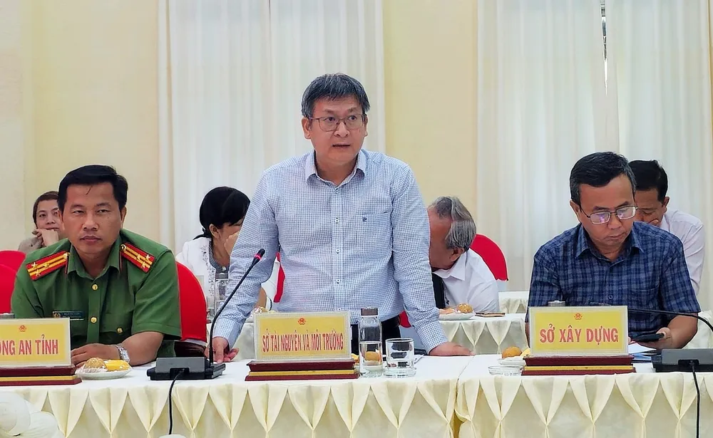 Ông Nguyễn Tân Thuấn – Phó Giám đốc Sở TN&MT Long An trả lời về việc ô nhiễm môi trường tại xã Tân Đông. dòng kênh đen 16 (2).jpg