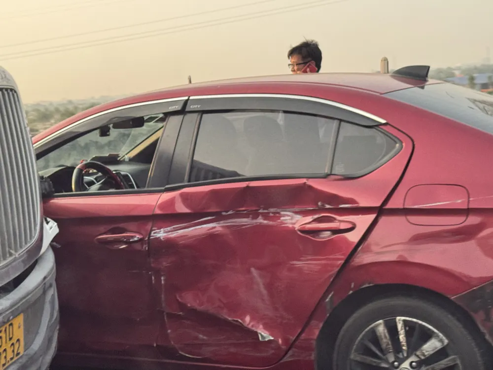 Ô tô con va chạm với xe container, nằm xoay 180 độ trên cao tốc TP.HCM – Trung Lương