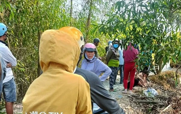 Rất đông người dân kéo đến hiện trường em chồng sát hại chị dâu nghe ngóng thông tin Ảnh: CTV sát hại chị dâu.jpg