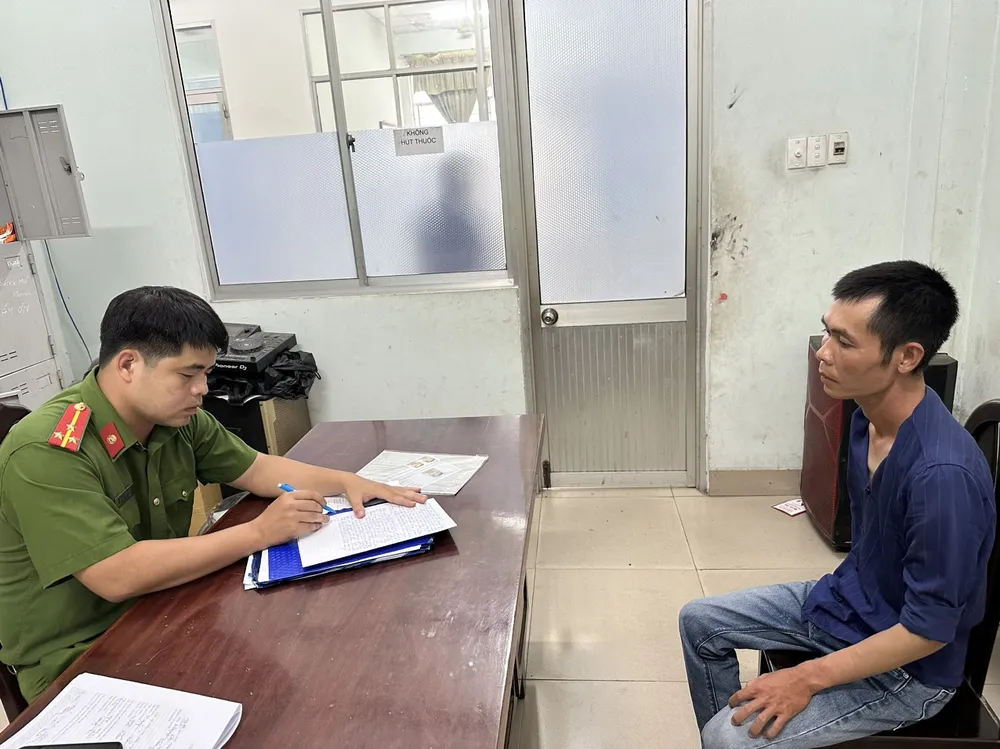 Nghi can bị đưa về trụ sở Công an làm việc. Ảnh: CA thanh niên giả vờ hỏi mua vàng (1).jpg