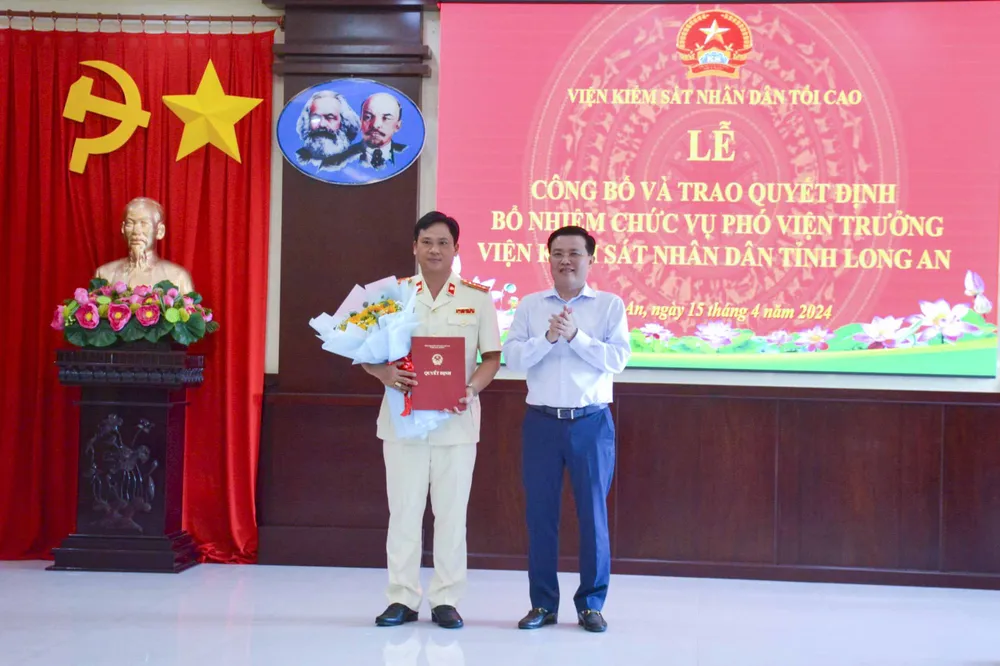 Ông Nguyễn Thanh Hải, Phó Bí thư Thường trực Tỉnh ủy trao quyết định cho tân Phó Viện trưởng VKSND tỉnh - Nguyễn Thành Bông. Ảnh: HD VKSND (2).JPG