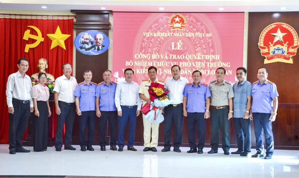 Các đại biểu tham dự chúc mừng tân Phó VKSND tỉnh Long An. Ảnh: HD VKSND.JPG