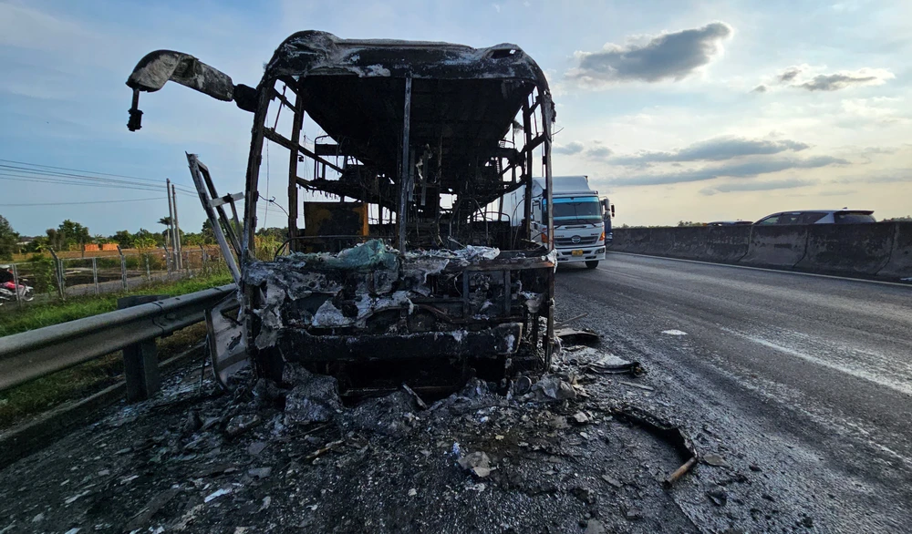 xe khách bốc cháy trên cao tốc 3.jpg