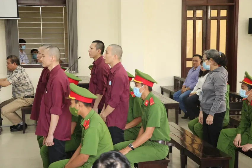 Các bị cáo bị tuyên y án sơ thẩm. Ảnh: HUỲNH DU Lê Tùng Vân (3).jpg
