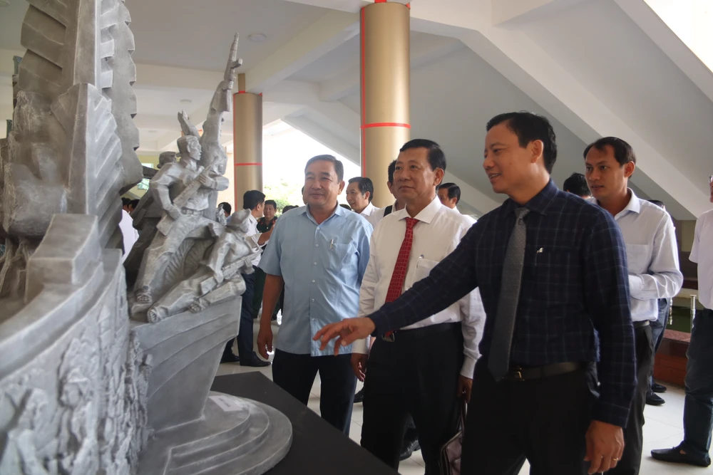Các đại biểu tham quan triển lãm lấy ý kiến mẫu phác thảo Tượng đài chiến thắng Vành đai diệt Mỹ Rạch Kiến. Ảnh: HD Ngày Sách và Văn hóa đọc Việt Nam (2).JPG