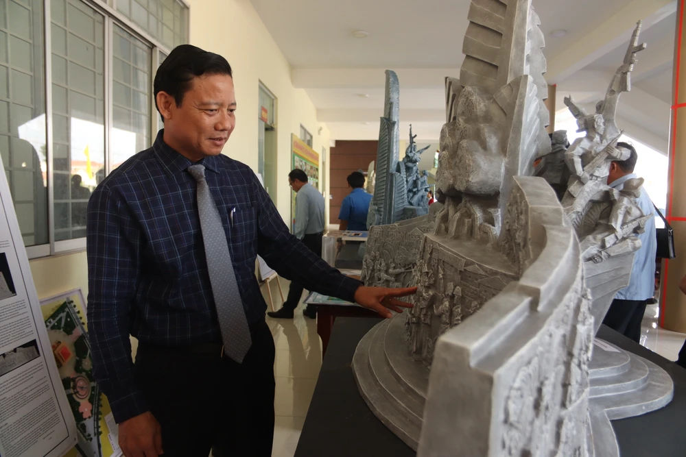 Phó Chủ tịch UBND tỉnh - Phạm Tấn Hòa tham quan triển lãm lấy ý kiến mẫu phác thảo Tượng đài chiến thắng Vành đai diệt Mỹ Rạch Kiến Ngày Sách và Văn hóa đọc Việt Nam (4).JPG