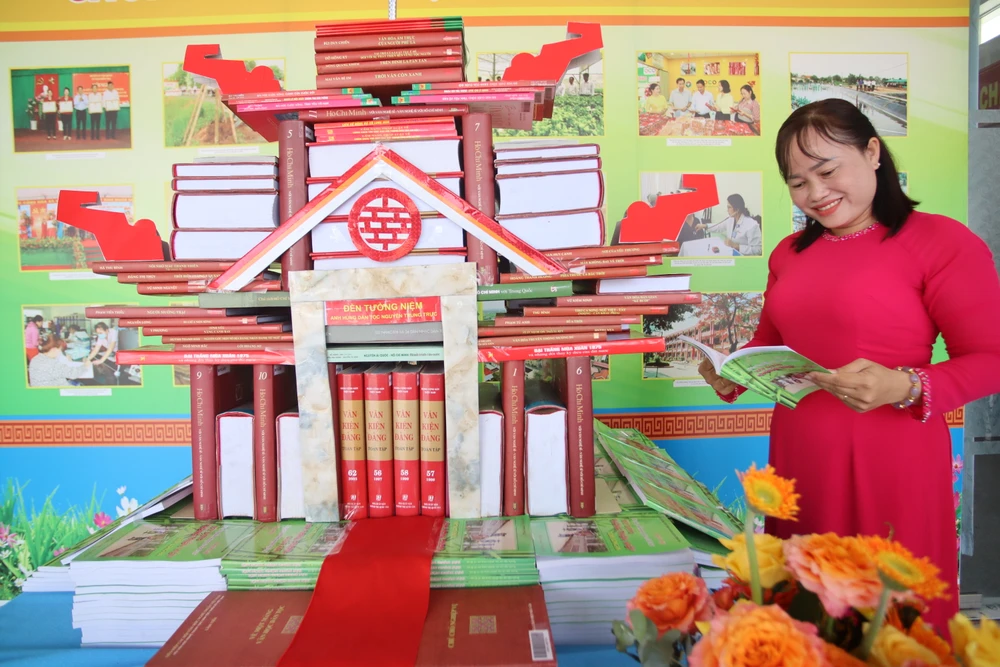 Lễ phát động đã thu hút nhiều cán bộ, công nhân viên chức, học sinh... đến tham quan và đọc sách. Ảnh: HD Ngày Sách và Văn hóa đọc Việt Nam 5.JPG