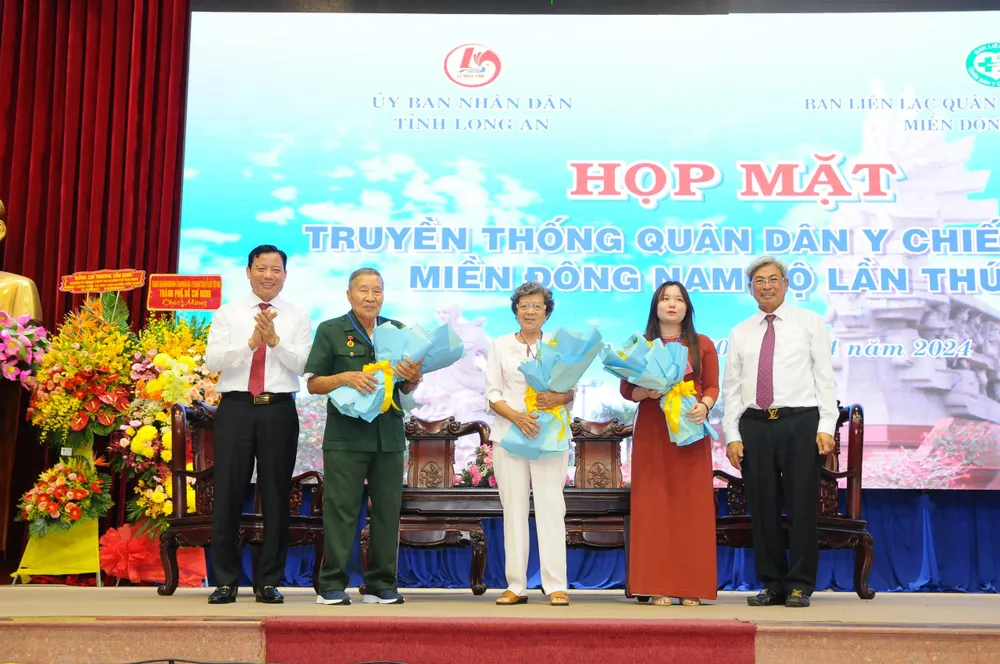 Ông Phạm Tấn Hòa, Phó Chủ tịch UBND tỉnh Long An (bìa trái) tặng quà cho các lão thành cách mạng tại buổi giao lưu. Ảnh: HD Quân Dân y Chiến khu Đ (5).jpg
