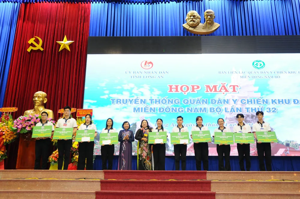 Ban liên lạc Quân Dân y Chiến khu Đ miền Đông Nam bộ trao học bổng cho các sinh viên. Ảnh:HD Quân Dân y Chiến khu Đ.jpg