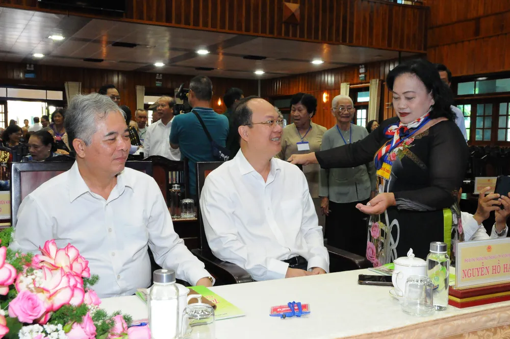 Ông Nguyễn Hồ Hải, Phó Bí thư Thành ủy TPHCM trò chuyện với các cán bộ lão thành Ban Liên lạc Quân Dân y Chiến khu Đ. Ảnh: HD Quân Dân y Chiến khu Đ (8).jpg