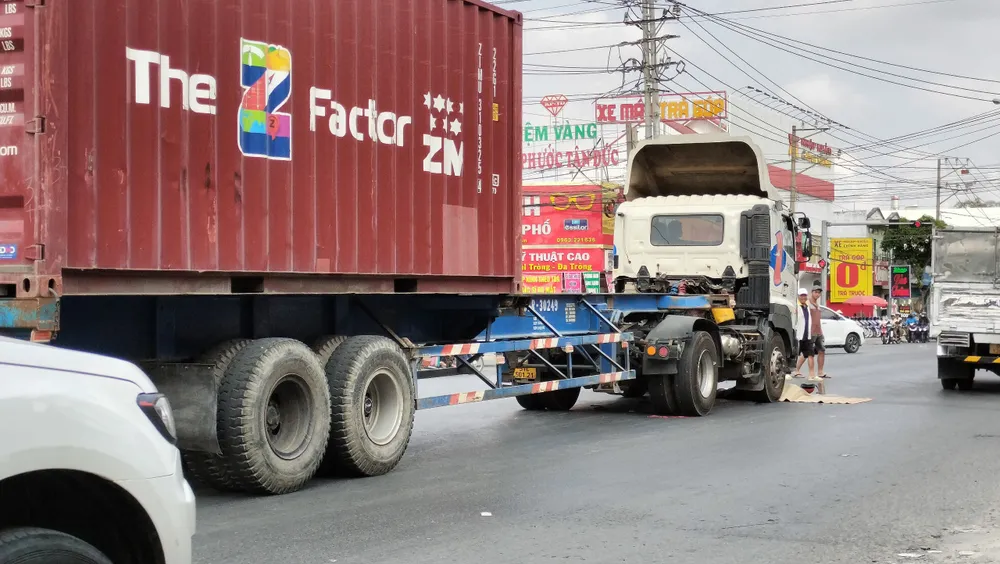 Hiện trường người phụ nữ đi xe máy bị xe container cán tử vong. Ảnh: CTV Người phụ nữ đi xe máy.jpg