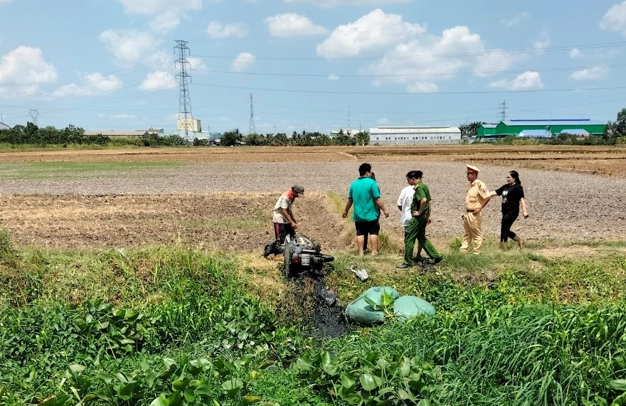 Hiện trường nơi người đàn ông đi cắt cỏ bị té ngã xuống kênh tử vong. Ảnh: CTV người đàn ông đi cắt cỏ.jpg