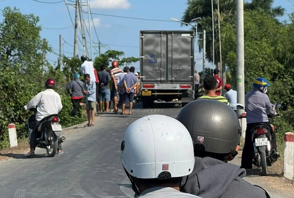 Hiện trường vụ tai nạn hai xe máy đối đầu làm 1 người tử vong. Ảnh: CTV 2 xe máy đối đầu giữa cầu, 1 người thiệt mạng