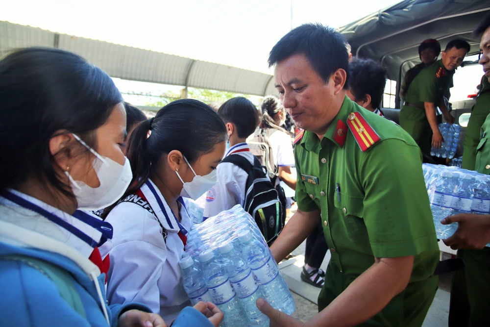 Sáng ngày 25-4, lực lượng công an huyện Cần Giuộc phát hàng trăm lốc nước miễn phí cho học sinh trường THCS Đông Thạnh. Ảnh: HD công an cứu khát cho người dân (8).JPG