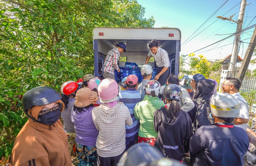 Rất đông người dân xã Tân Tập đến nhận nước miễn phí. Ảnh: HD người dân miền hạ (11).jpg