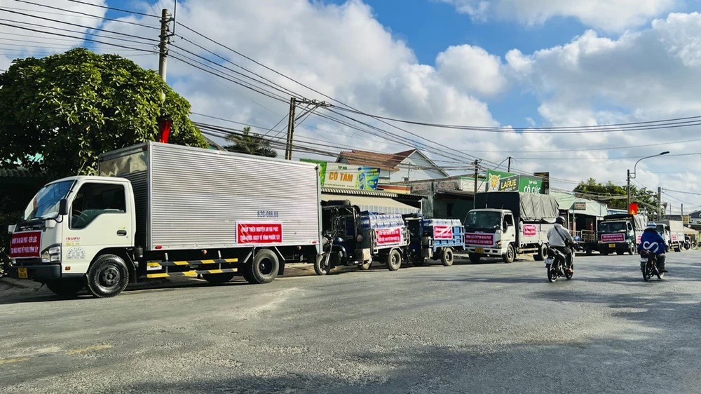 Nhiều tổ chức, cá nhân vận chuyển nước uống miễn phí hỗ trợ cho người dân miền hạ. Ảnh: HD người dân miền hạ (8).JPG