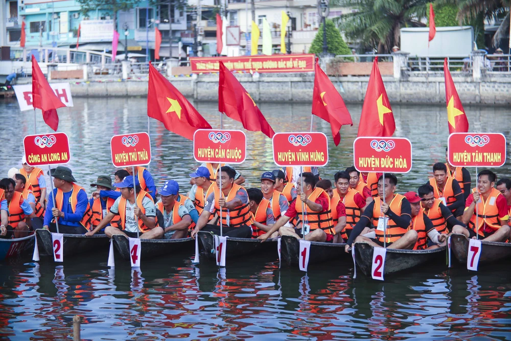 Vận động viên của 15 đơn vị huyện, thị xã, thành phố tham gia giải đua xuồng ba lá. đua xuồng ba lá.JPG