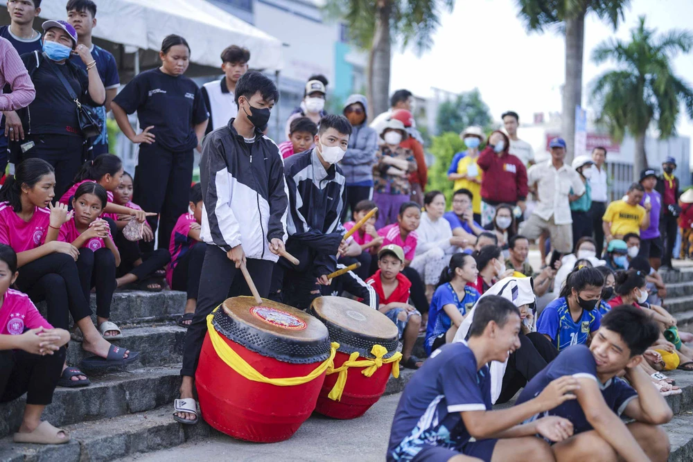 Rất đông khán giả đến cổ vũ cho giải đua xuồng ba lá lần I. đua xuồng ba lá_9.JPG