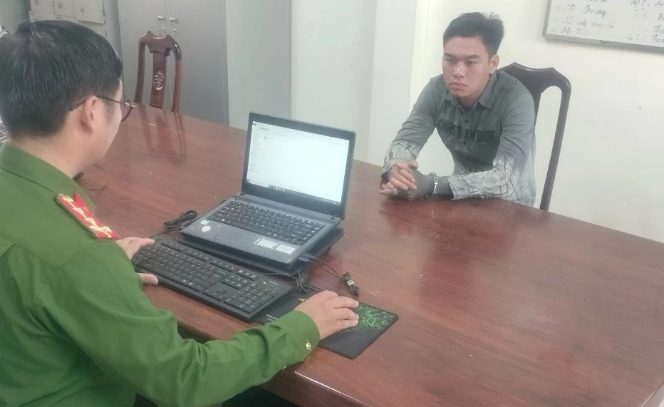 Phan Minh Tuấn bị lực lượng công an bắt giữ. Ảnh: CA cướp giật điện thoại (1).jpg