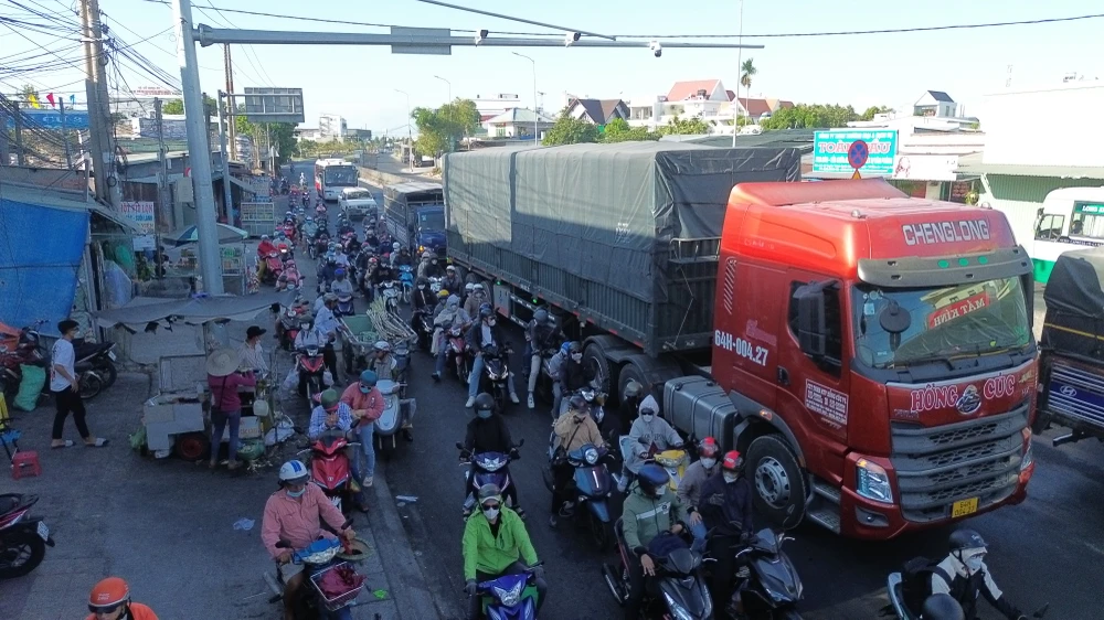 Lưu lượng phương tiện đổ từ TP.HCM về miền Tây mỗi lúc một đông khi qua địa phận Long An. nghỉ lễ 30-4 (1).JPG