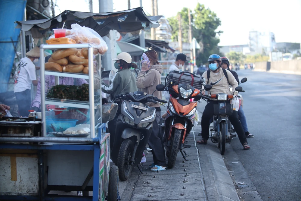Nhiều người dừng chân bên đường để mua nước giải khát, thức ăn rồi tiếp tục cuộc hành trình. Ảnh:HD nghỉ lễ 30-4.JPG