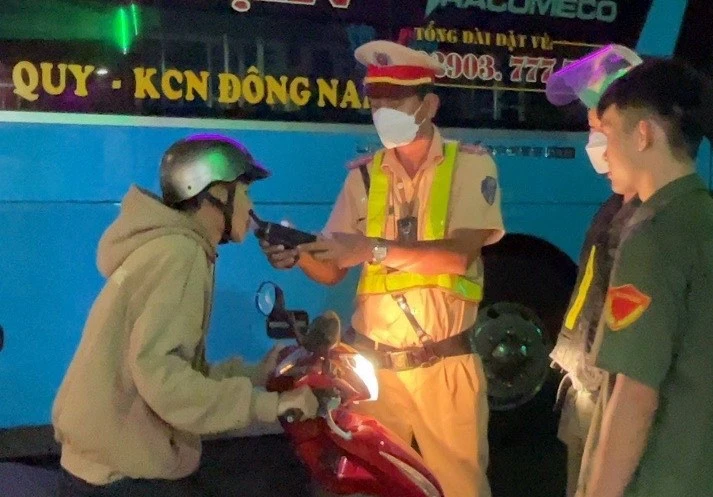 Lực lượng CSGT công an huyện Đức Hòa tăng cường đảm bảo ATGT trong dịp lễ 30-4 và 1-5. Ảnh: CA Ngã tư Hựu Thạnh 2.jpg
