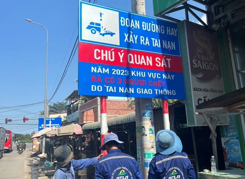 Hệ thống biển cảnh báo tại ngã tư Hựu Thạnh đã được lắp đặt xong. Ảnh: CA Ngã tư Hựu Thạnh 3.jpg