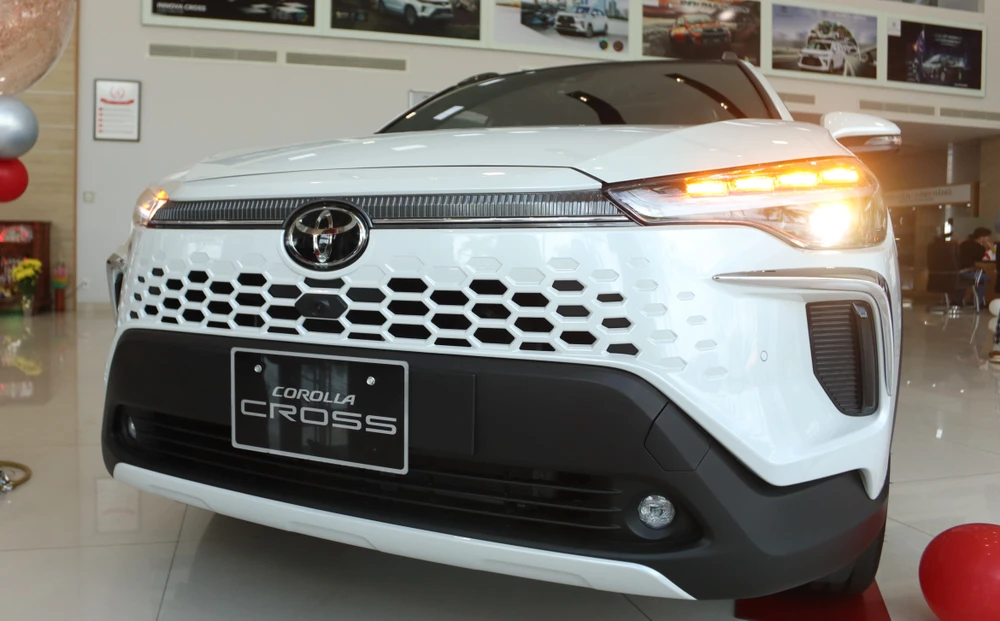 Corolla Cross 2024 với lưới tản nhiệt thiết kế dạng tổ ong, phảng phất cách tạo hình trên Lexus RX. Ảnh:HD Corolla Cross 3.jpg