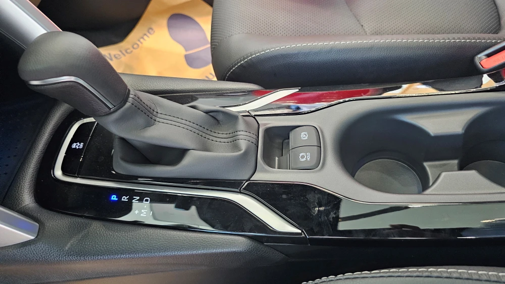 Corolla Cross 2024 trang bị phanh tay điện tử và tự động giữ phanh. Ảnh:HD Corolla Cross 6.jpg