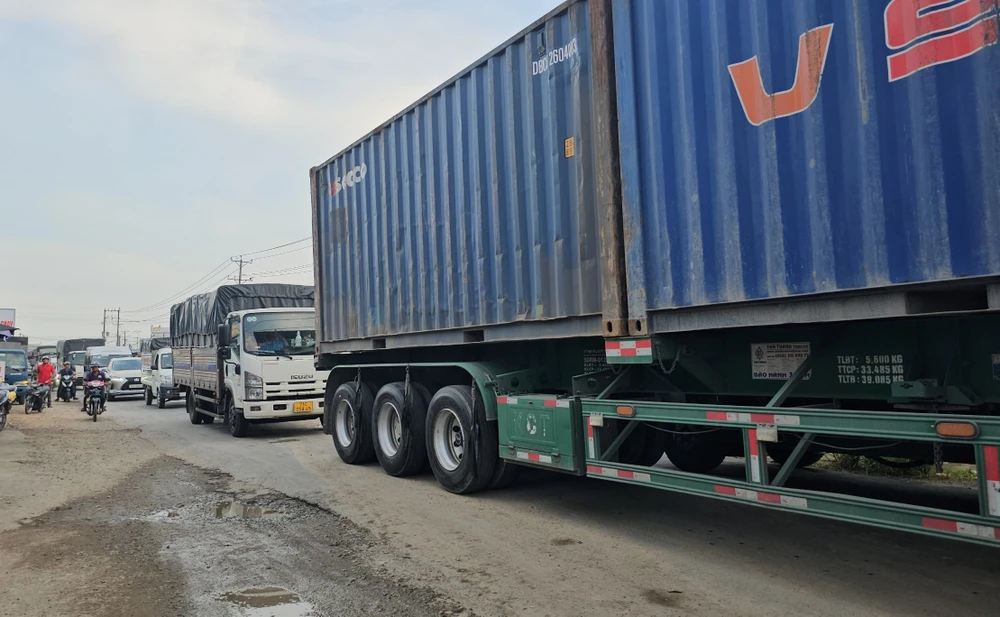 Vụ tai nạn khiến giao thông qua khu vực bị ùn ứ. Ảnh:HD học sinh 1.jpg
