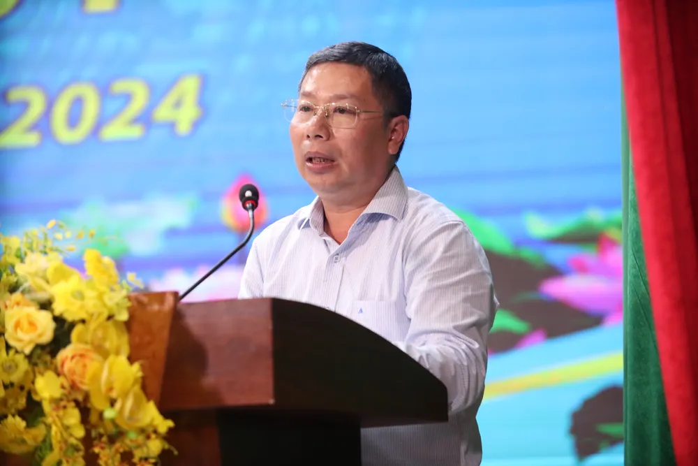 Ông Nguyễn Đại Tánh, Phó Giám đốc Sở Lao động - Thương binh và Xã hội tỉnh Long An giải trình, tiếp thu các ý kiến, kiến nghị của công nhân, lao động thuộc thẩm quyền. Ảnh:HD lừa đảo trên không gian mạng (1).JPG